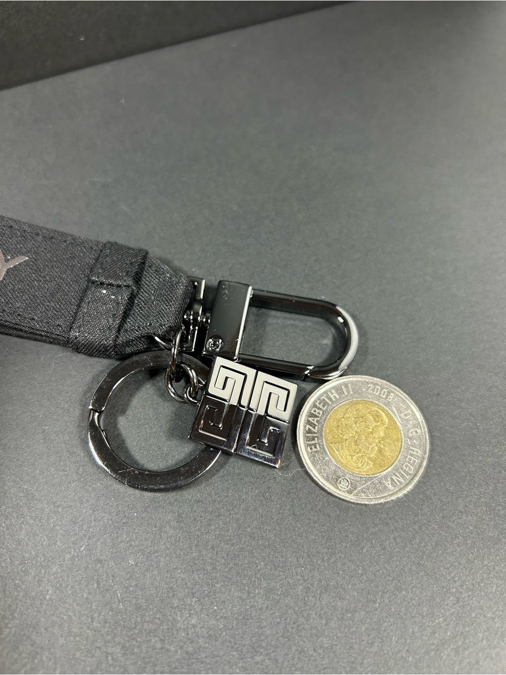 Givechy Gift Keychain - Picture 7 of 8